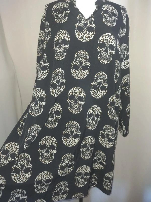 Vestido preto com estampa de crânios em padrão leopardo 46 - 3XL – photo 3